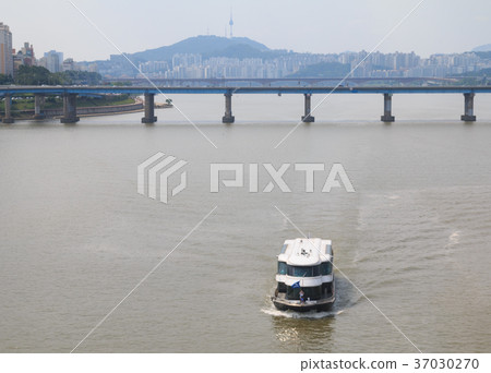 Cruise ship on Han river in Seoul Cruise ship on Han river in Seoul 37030270