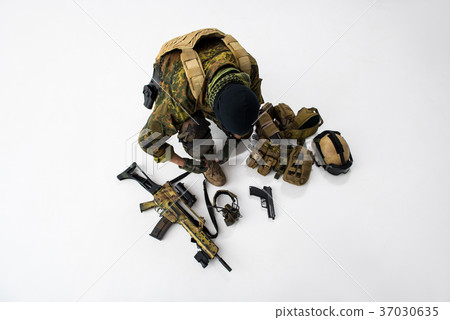 Soldier binding laces on shoes 37030635