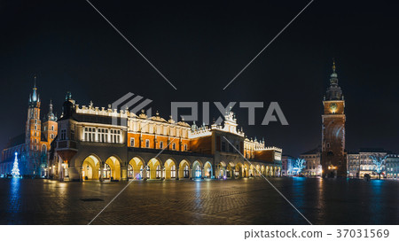 Sukiennice and St. Mary's Church at night, Krakow Sukiennice and St. Mary's Church at night, Krakow 37031569