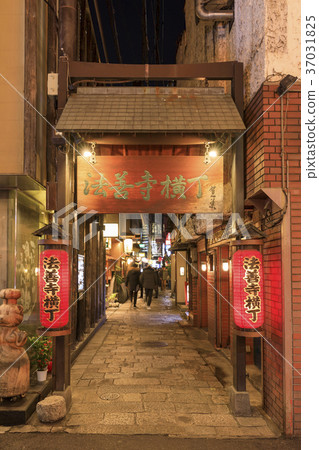 Hozenji Yokocho在晚上在大阪 37031825