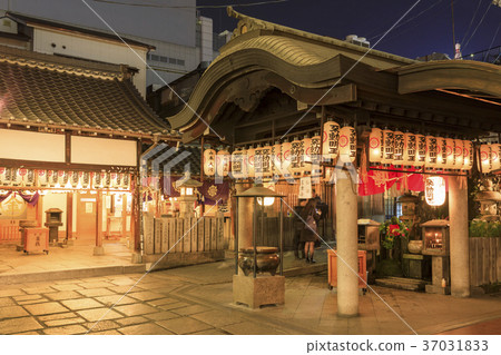 大阪,Hozenji寺在晚上 大阪,Hozenji寺在晚上 37031833