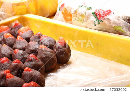 Strawberry daifuku street food in korea 37032002