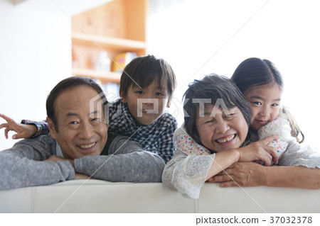 Grandparents grandchildren smile 37032378