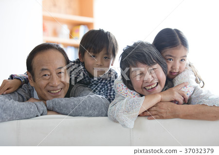 Grandparents grandchildren smile 37032379