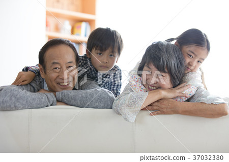 Grandparents grandchildren smile 37032380