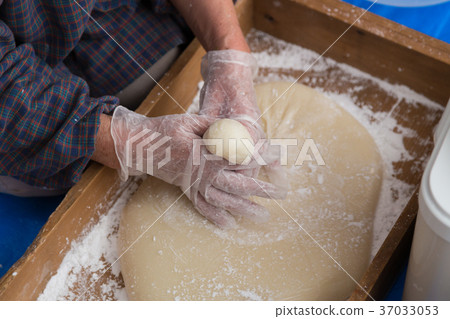 卷糯米糕的女人 卷糯米糕的女人 37033053