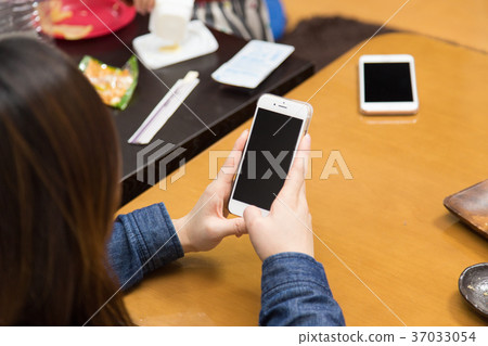 觀看智能手機的婦女 37033054