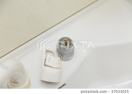 在修補洗手盆期間 37033055