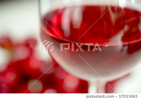 Close-up of red wine and the glass against grape 37033065