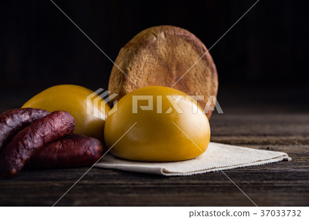 Homemade sheep and cow's cheese 37033732