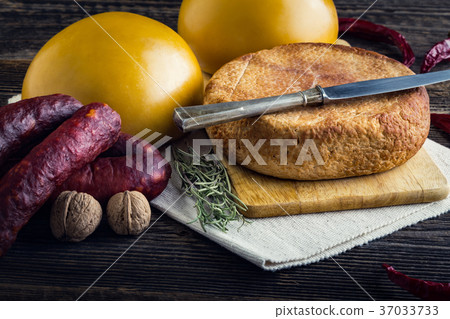 Homemade sheep and cow's cheese 37033733