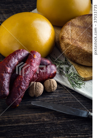 Homemade sheep and cow's cheese 37033735