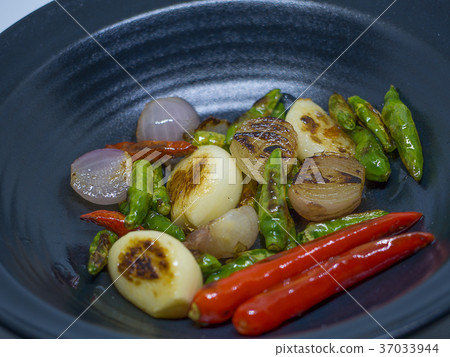 Garlic, chili, onion 37033944