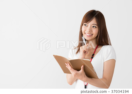 拿著筆記本的女人 37034194