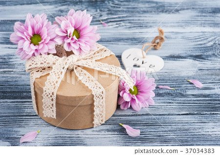 Pink chrysanthemum and gift box 37034383