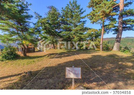 秋天Kasugayama城堡Tenshu廢墟的風景 秋天Kasugayama城堡Tenshu廢墟的風景 37034858