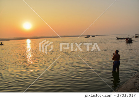 印度的世界遺產瓦拉納西的恒河印第安人沐浴在早晨的陽光下 印度的世界遺產瓦拉納西的恒河印第安人沐浴在早晨的陽光下 37035017