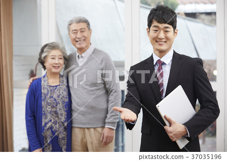 Old couple, salesperson, Korean Old couple, salesperson, Korean 37035196