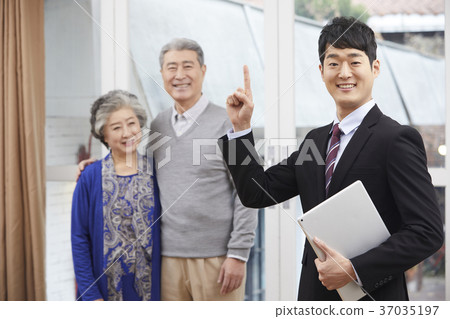 Old couple, salesperson, Korean 37035197