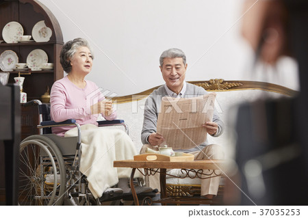 Old couple, salesperson, Korean 37035253