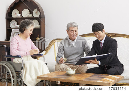 Old couple, salesperson, Korean Old couple, salesperson, Korean 37035254