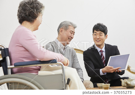 Old couple, salesperson, Korean 37035273