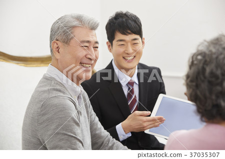 Old couple, salesperson, Korean 37035307