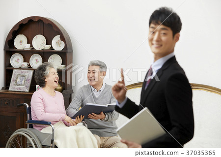 Old couple, salesperson, Korean 37035365