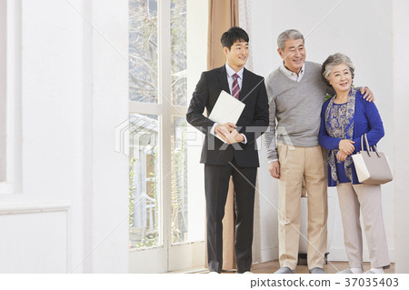 Old couple, salesperson, Korean 37035403