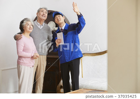 Old couple, salesperson, Korean 37035425