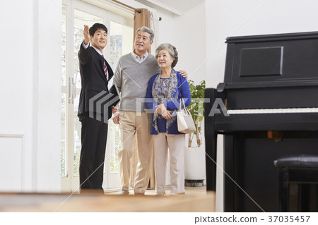Old couple, salesperson, Korean 37035457