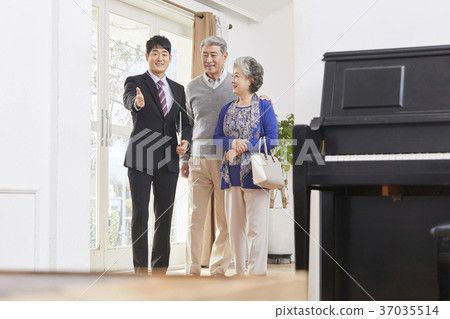Old couple, salesperson, Korean Old couple, salesperson, Korean 37035514