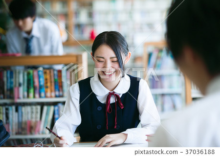 高中學生圖書館學習 37036188