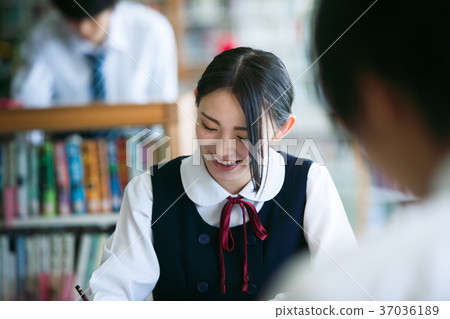 高中學生圖書館學習 37036189
