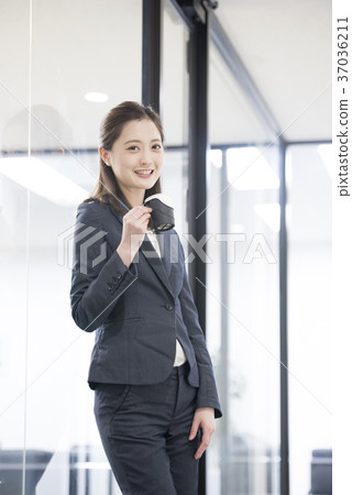 休假的年輕女性僱員畫象 37036211