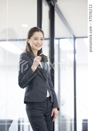 休假的年輕女性僱員畫象 休假的年輕女性僱員畫象 37036212