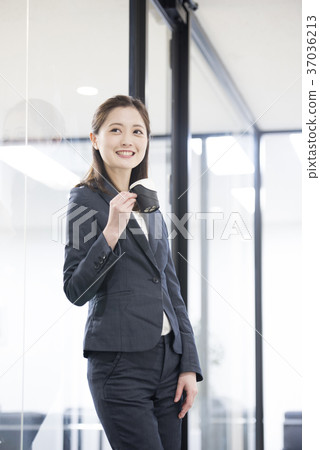 休假的年輕女性僱員畫象 37036213