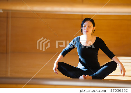 Exercise woman 37036362