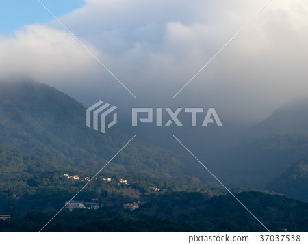 薄霧下的大屯山 薄霧下的大屯山 37037538