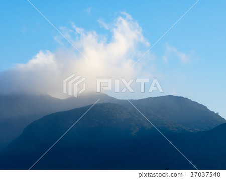 薄霧下的大屯山 薄霧下的大屯山 37037540