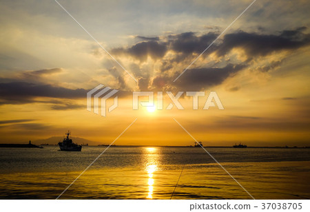 Seascape at sunset in Manila Bay, Philippines 37038705