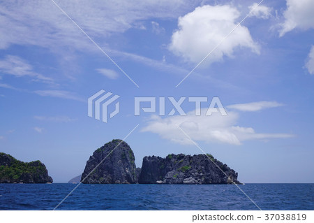 Landscape of tropical sea at sunny day Landscape of tropical sea at sunny day 37038819