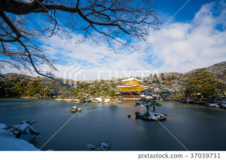 Kinkakuji golden pavilion temple with snow 37039731