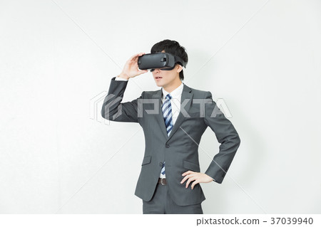 Businessman trying VR equipment 37039940