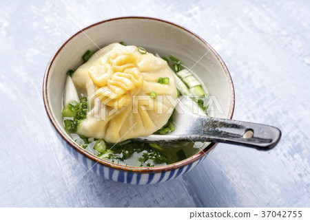 Baozi in broth 37042755