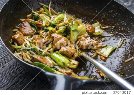 Traditional stir fried Chicken Gung Bao with Veget 37043017