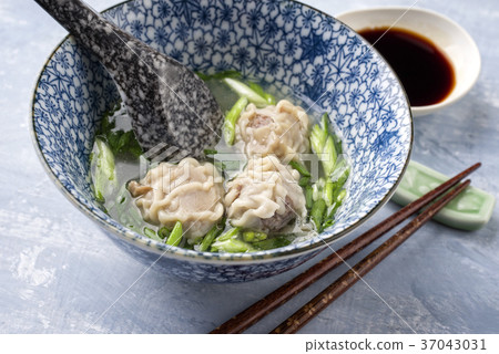 Traditional Chinese Wan Tan Soup 37043031