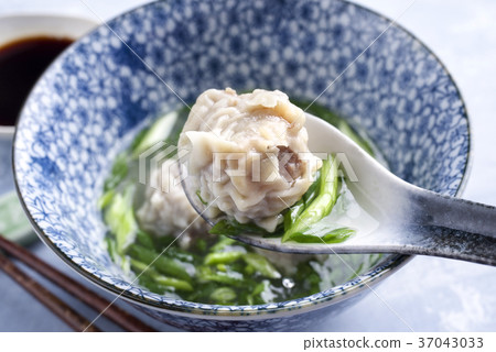 Traditional Chinese Wan Tan Soup 37043033