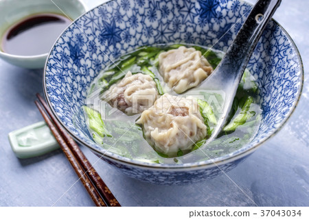 Traditional Chinese Wan Tan Soup Traditional Chinese Wan Tan Soup 37043034