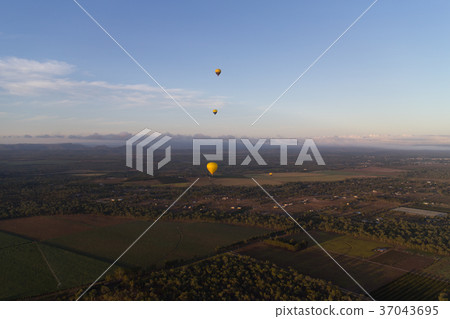 hot air balloon hot air balloon 37043695